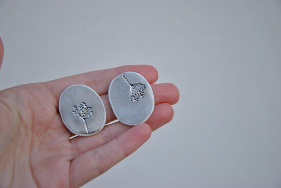 AUSKARI SUDRABOTĀ DILLE