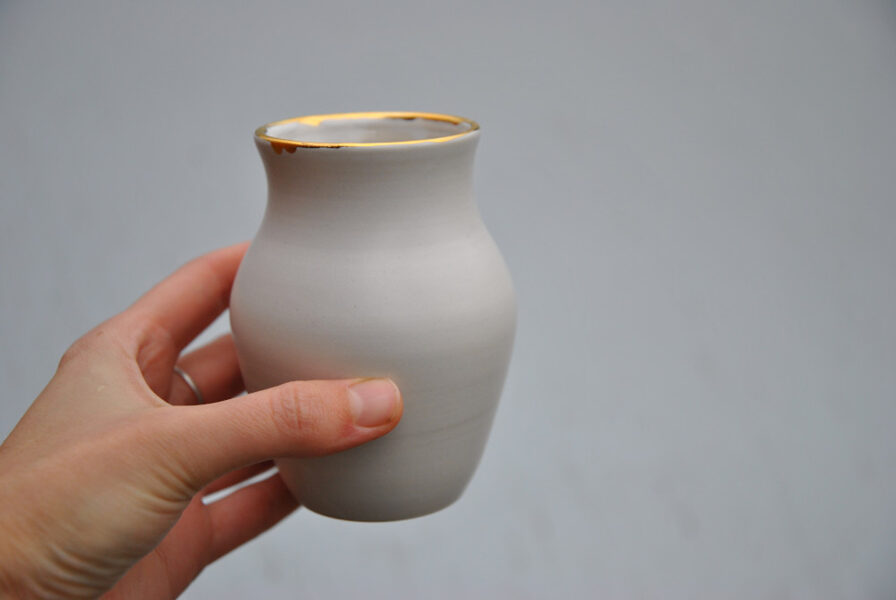 VĀZĪTE BALTS + ZELTA MALIŅA 10,5CM